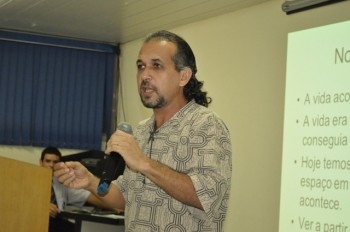 Pastor Alu&iacute;zio Vidal ministra palestra durante a Semana Acad&ecirc;mica de  Administra&ccedil;&atilde;o - FIMCA Jaru