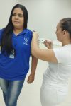 Acadêmicos de enfermagem realizam vacinação no campus
